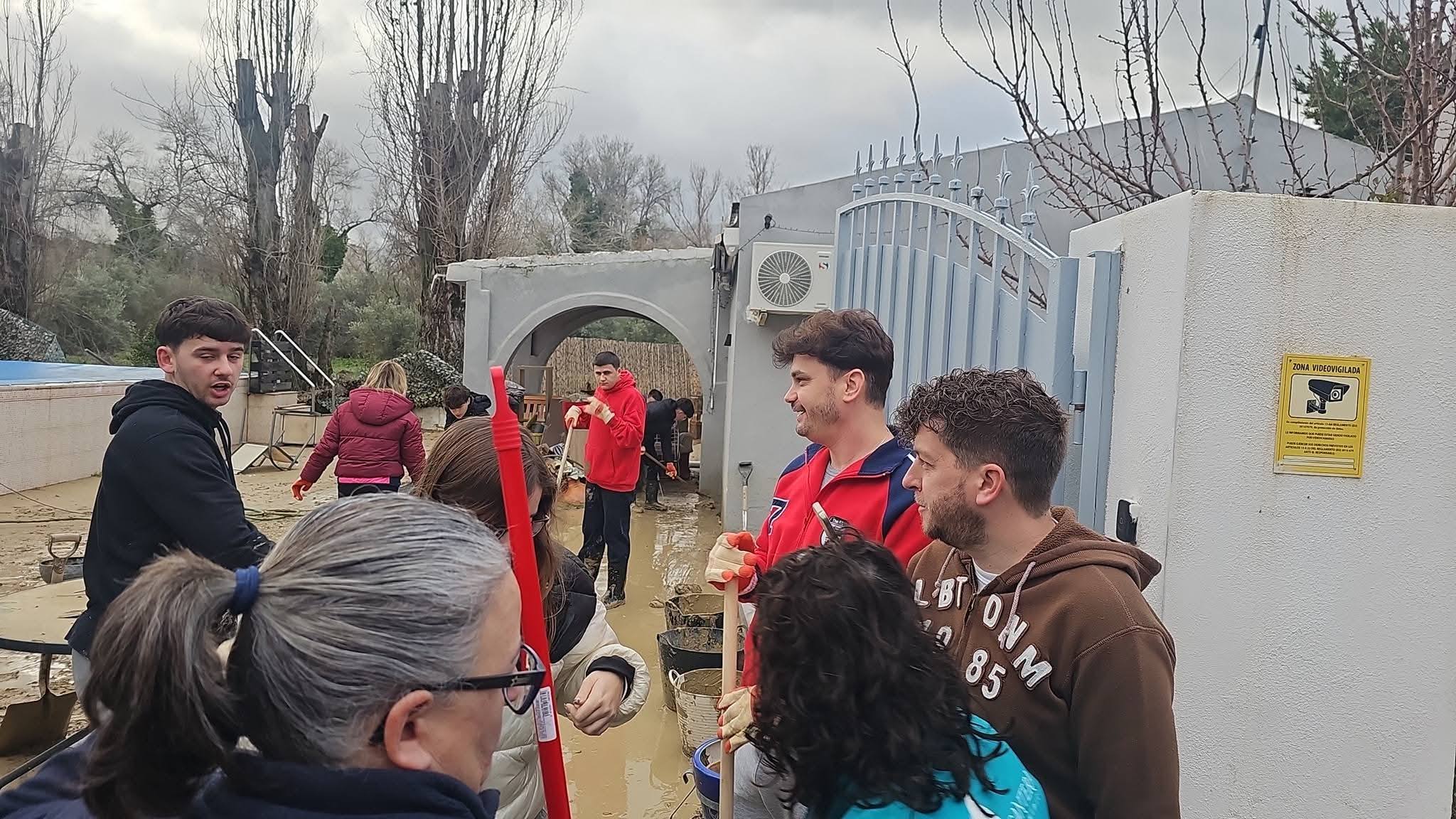 Solidaridad vecinal en las inundaciones del Puente de la Sierra